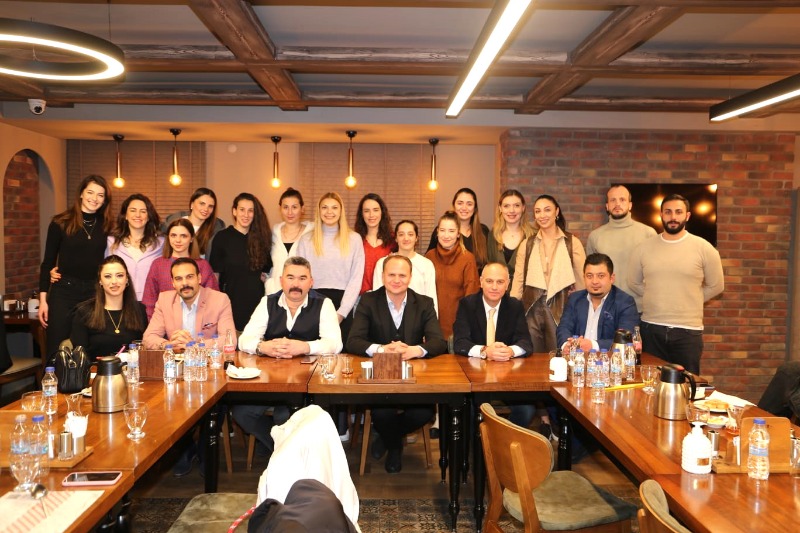 YEMEKTE HELALLEŞTİLER