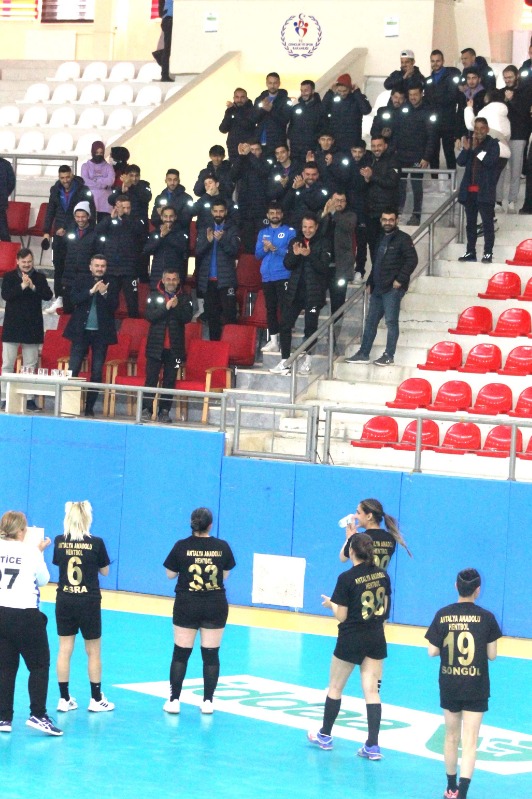 GÖZYAŞLARINI TUTAMADI