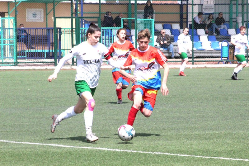 KADIN FUTBOLCULARDAN ÇİFTE ZAFER