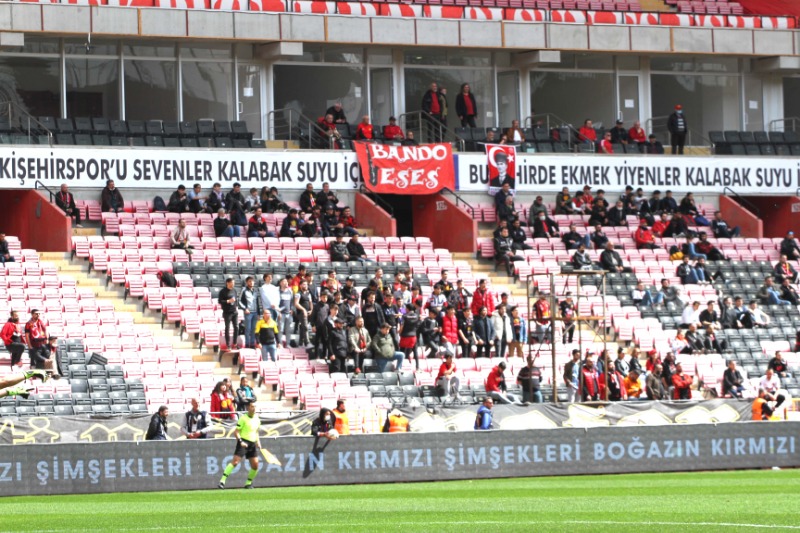 TRİBÜNLER BOŞTU