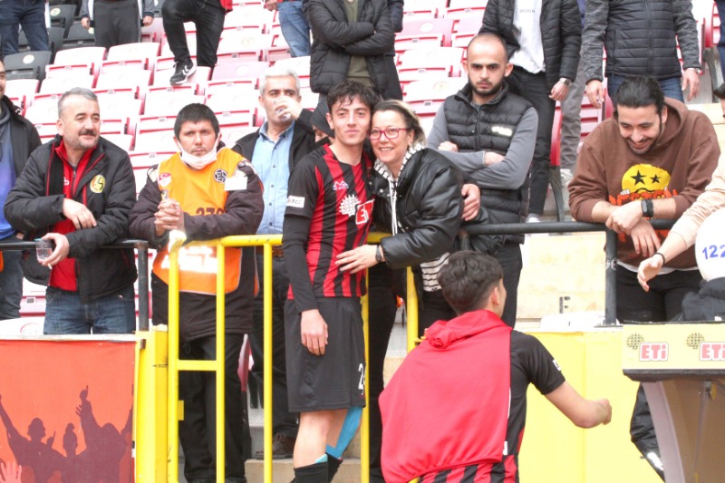 AİLESİNE KOŞTU