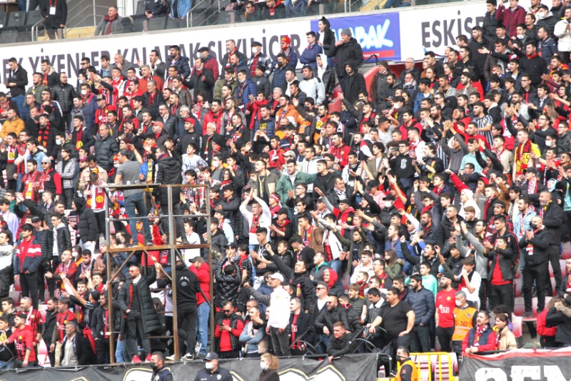 TARAFTAR EKRAN BAŞINA