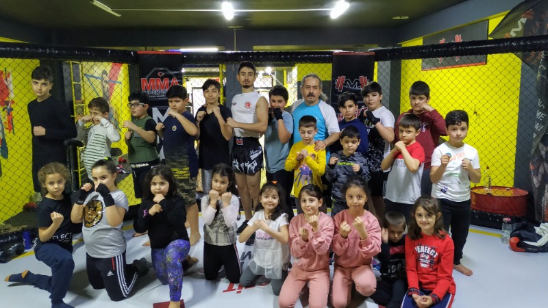 KÜÇÜK YAŞTA KİCK-BOKS SEVGİSİ