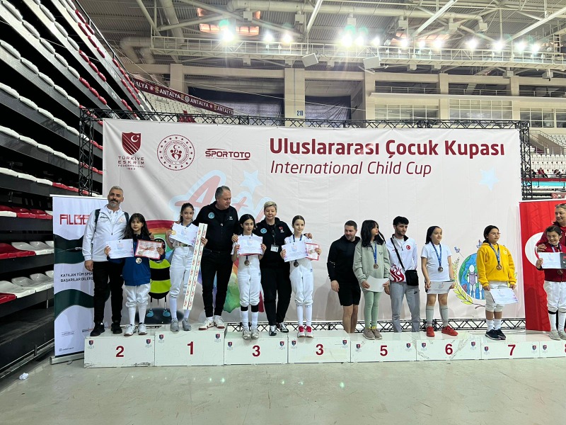 ESKRİMDE YÜZLER GÜLDÜ