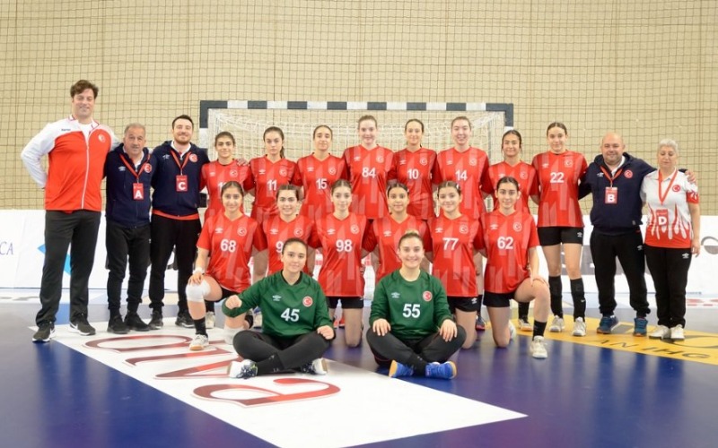 BUĞU SÖNMEZ U16 MİLLİ  TAKIMINDA BEĞENİ ALDI