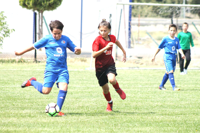 MİNİKLER SAHAYA İNİYOR