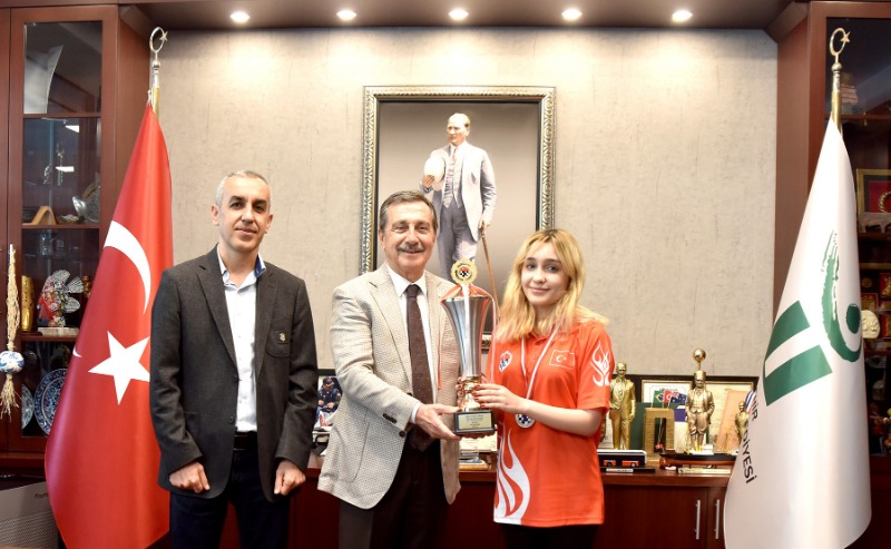 BAŞKAN ATAÇ BAŞARILI  SPORCUYU TEBRİK ETTİ