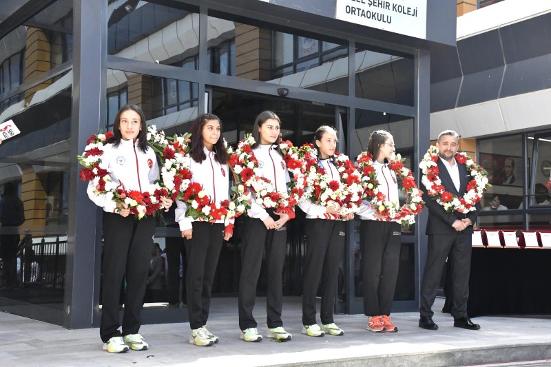 ŞAMPİYONA İLGİ BÜYÜK