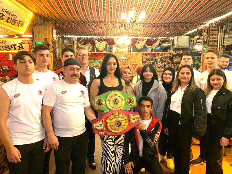 ESKİŞEHİRLİ ŞAMPİYON EVİNDE  COŞKU İLE KARŞILANDI