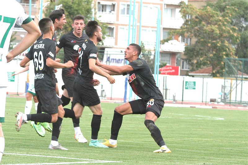 BEKLİYORLAR
