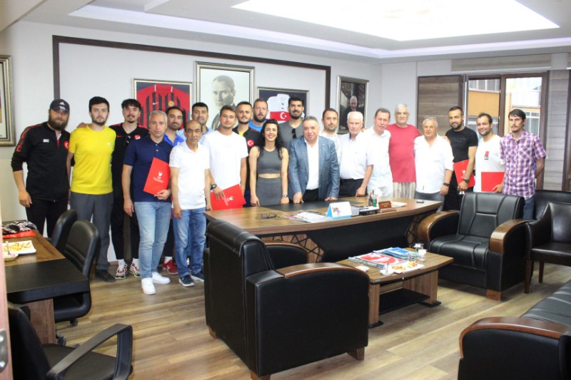 ANTRENÖRLÜK BELGELERİNİ ALDILAR