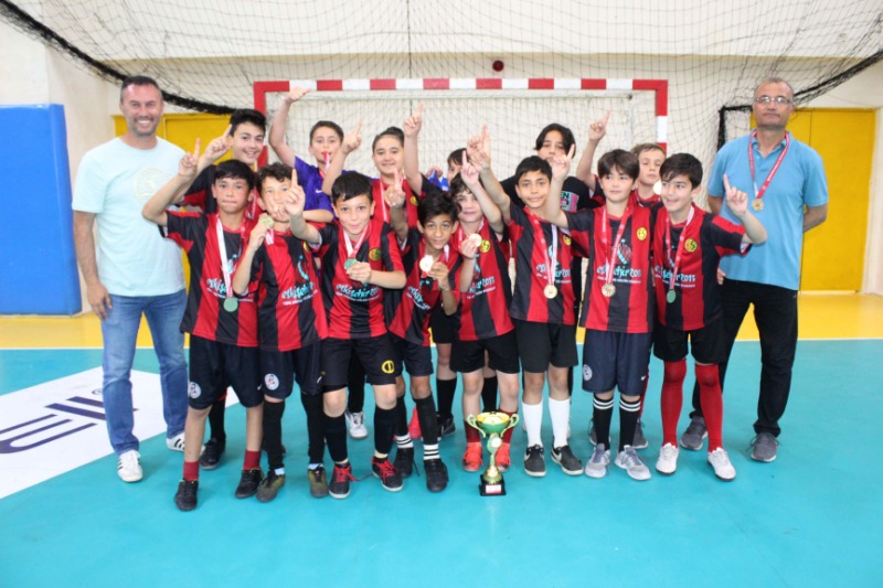 KÜÇÜKLER FUTSALDA ÖDÜLLER SAHİBİNİ BULDU