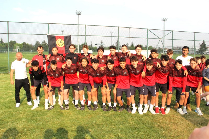 FUTBOLCULAR DA HAZIR BULUNDU
