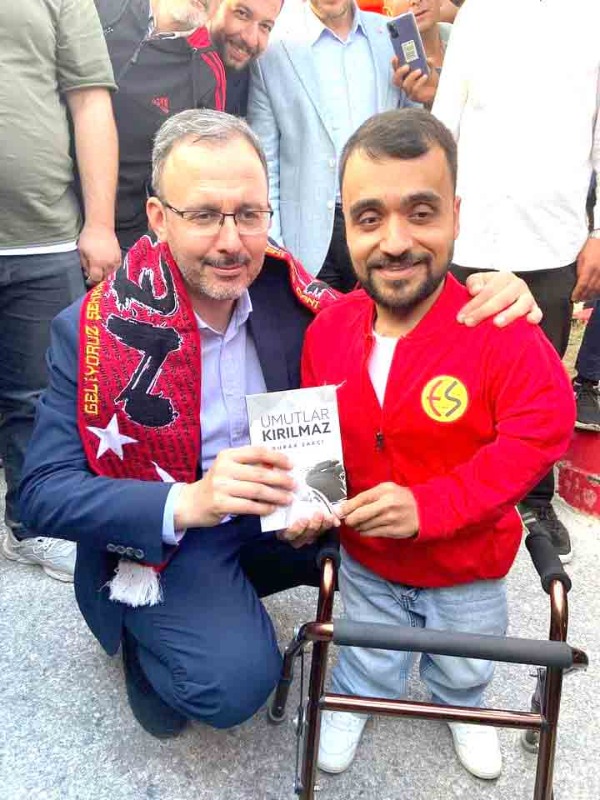 SAKÇI KİTABINI HEDİYE ETTİ