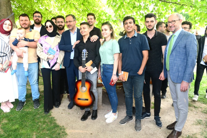 ÖĞRENCİLERLE DE BULUŞTU