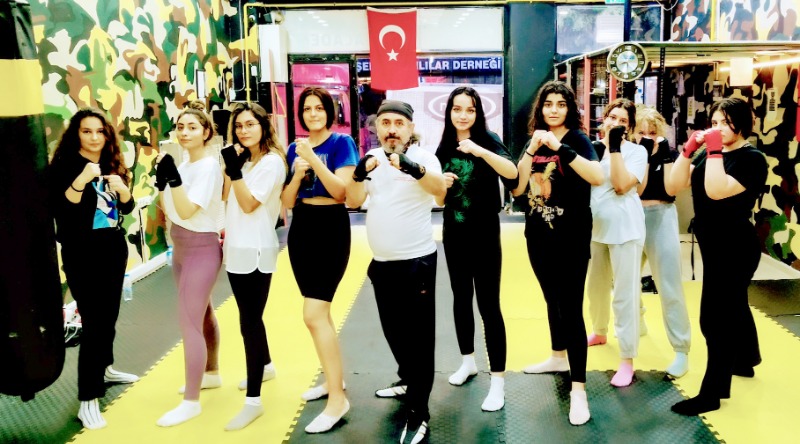 KADINLAR KENDİLERİNİ KİCKBOKSLA SAVUNACAKLAR