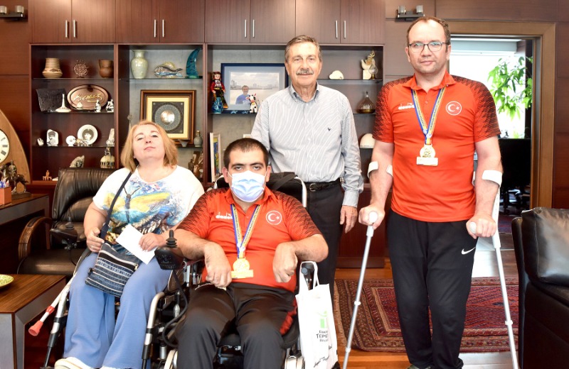 AVRUPA ŞAMPİYONLARINDAN BAŞKAN ATAÇA ZİYARET