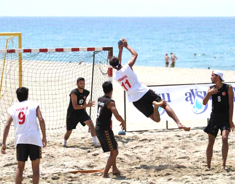 MİHALIÇÇIKSPORDAN PLAJ HENTBOL  MİLLİ TAKIMINA 5 OYUNCU