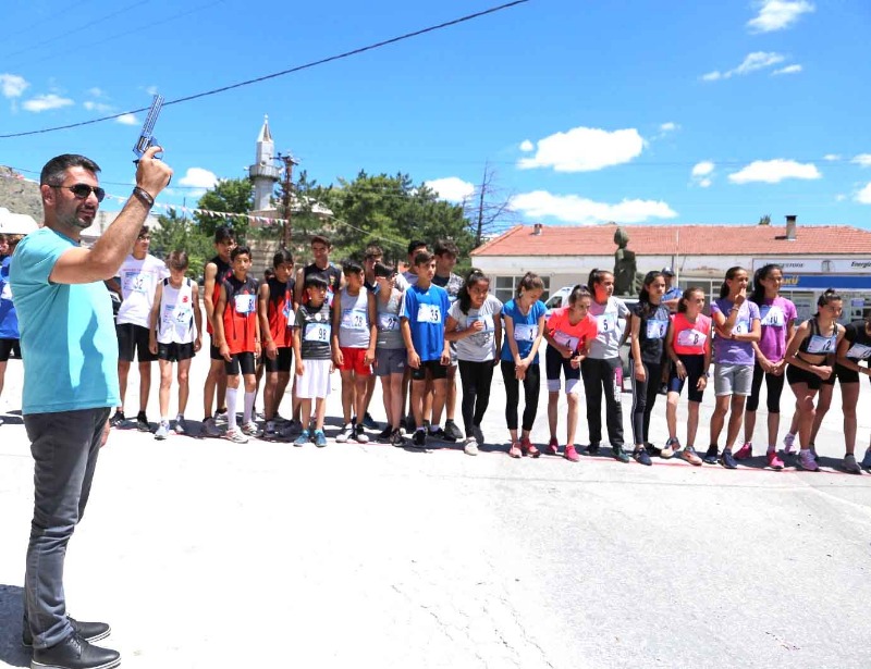 SİVRİHİSAR SOKAKLARINDA NASREDDİN  HOCA YOL KOŞUSU VAR