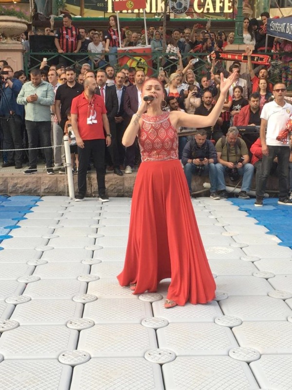 SAHNE ALARAK COŞTURDULAR