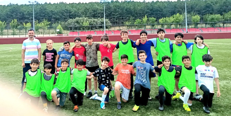 MİNİKLERİN FUTBOL SEVGİSİ
