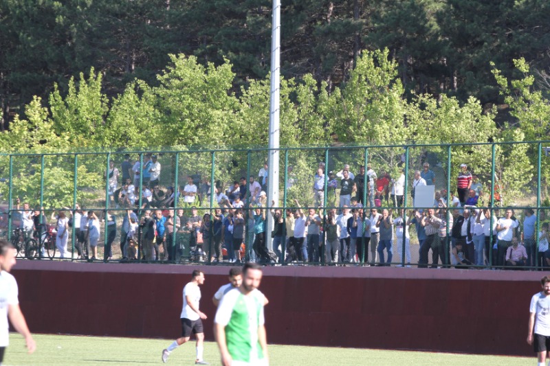 İĞNE ATSAN YERE DÜŞMEZDİ