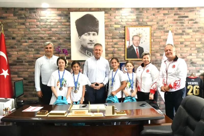 ESKRİMCİLERİ ÖDÜLLENDİRDİ
