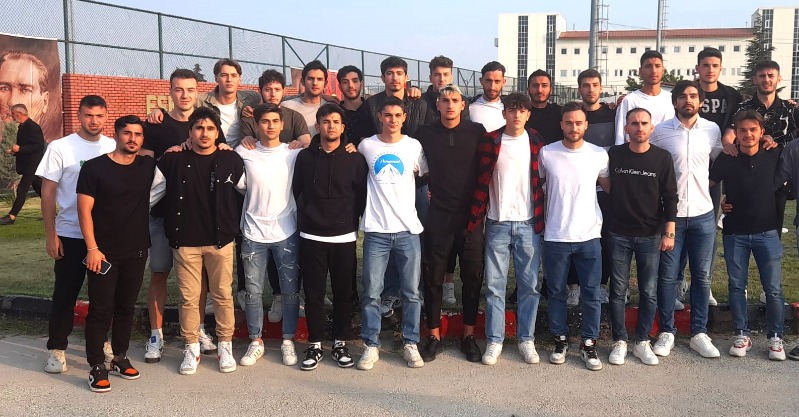 TAKIM HOCAYI BEKLİYOR
