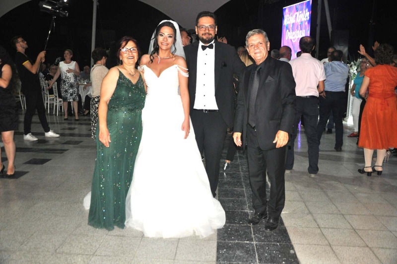 EROY AİLESİNİN MUTLULUĞU