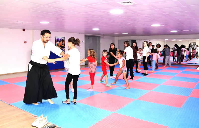 AİKİDO ÖĞRENİYORLAR