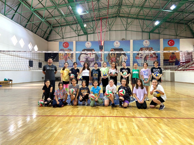 VOLEYBOL YAZ OKULU ÇALIŞIYOR