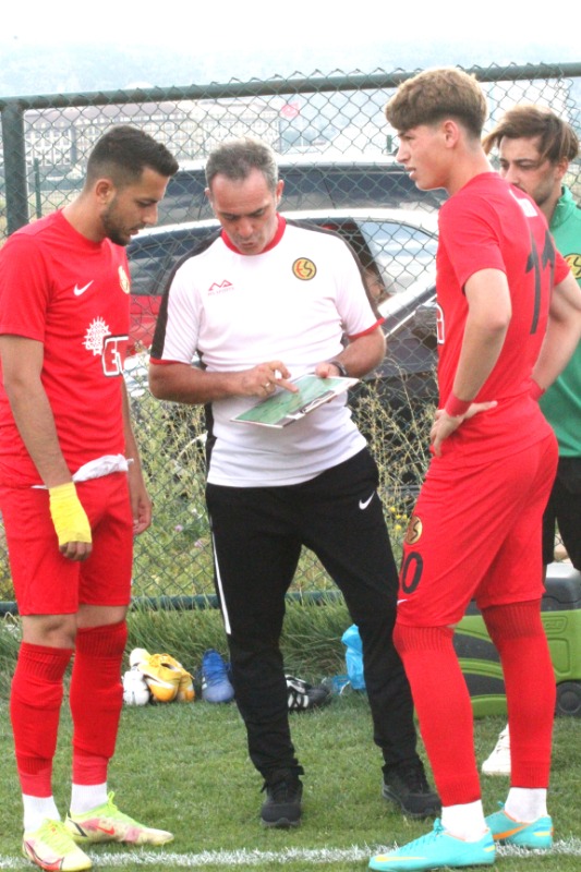 TEK TEK  ANLATIYOR