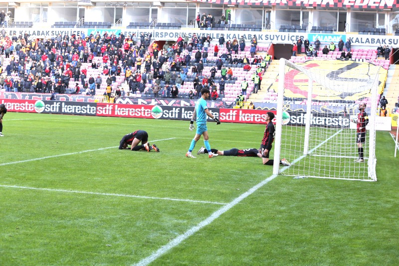 GOL YEMEMEYE ÇARE ARIYOR