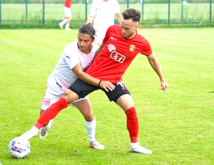 RAKİPLER  BELİNLENDİ