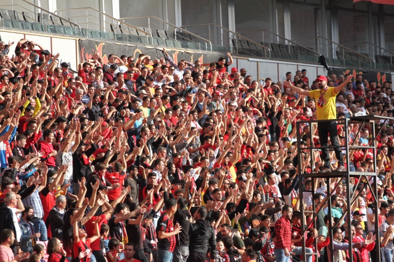 FUTBOLDA DOSTLUKLAR SAHADA DEĞİL TRİBÜN DIŞINDA YAŞANIR