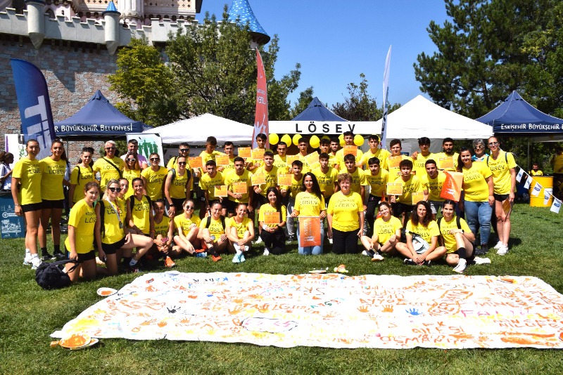 LÖSEV GÖNÜLLÜLERİ KURTULUŞ YARI MARATONUNA KATILDI