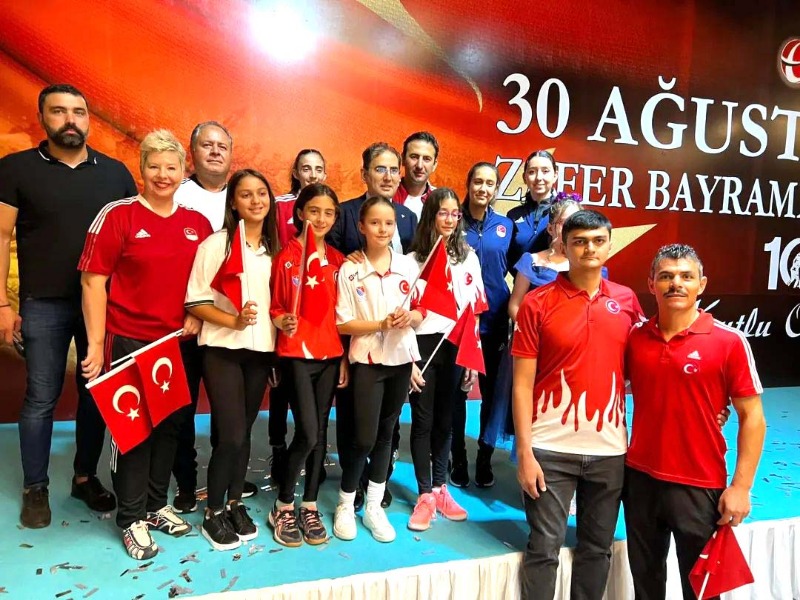 SPORCULAR RESEPSİYONA KATILDI