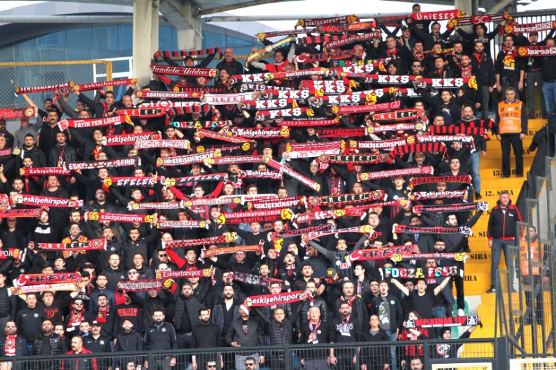 TARAFTAR BEKLİYOR
