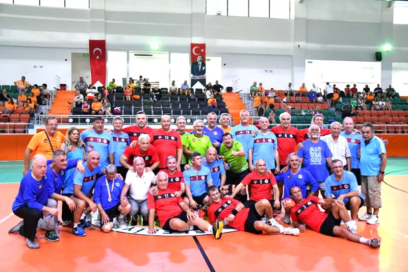 ESKİŞEHİRLİ VETERAN HENTBOLCULAR KÖYCEĞİZDEYDİ