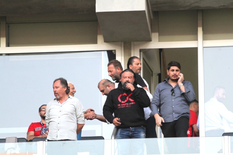 TRİBÜNDEN İZLEDİLER