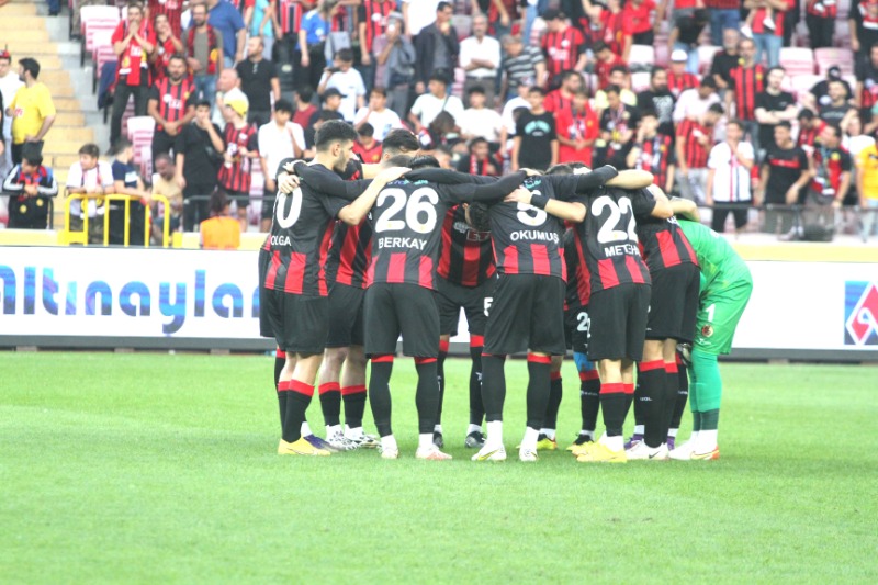 SÖZLERİ HAVADA KALDI