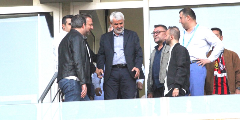 SAZAK TRİBÜNDE