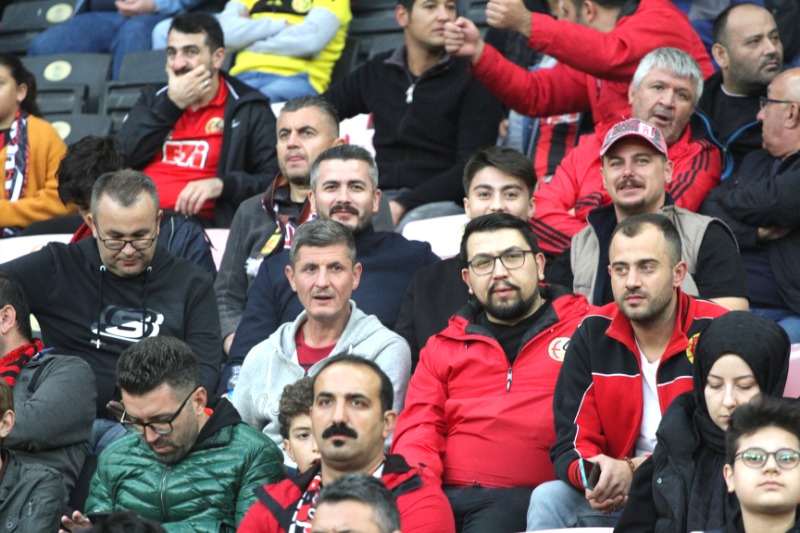 BAŞKAN ÖZSARI TRİBÜNDEYDİ