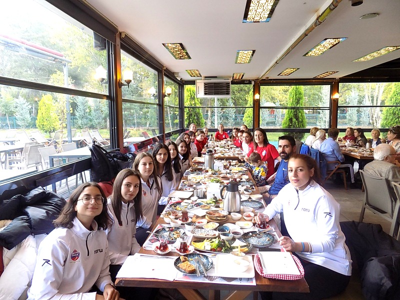 ESKİŞEHİR HENTBOL SK İÇİN DESTEK KAHVALTISI YAPILDI