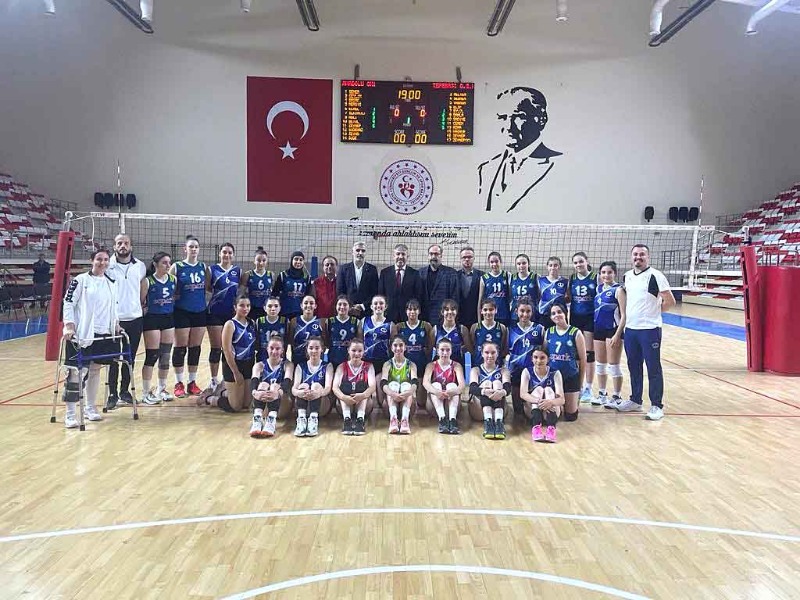 GENÇ SULTANLAR FİLE ÖNÜNDE