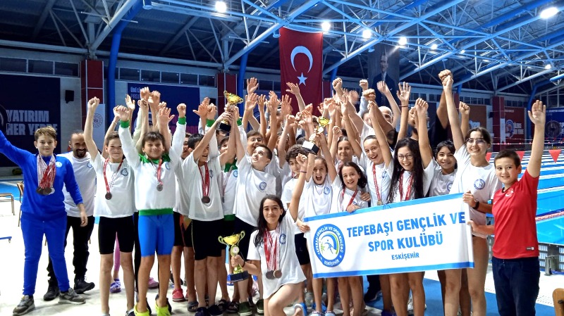 GENÇ YÜZÜCÜLER BÖLGE MÜSABAKASINA KATILACAK