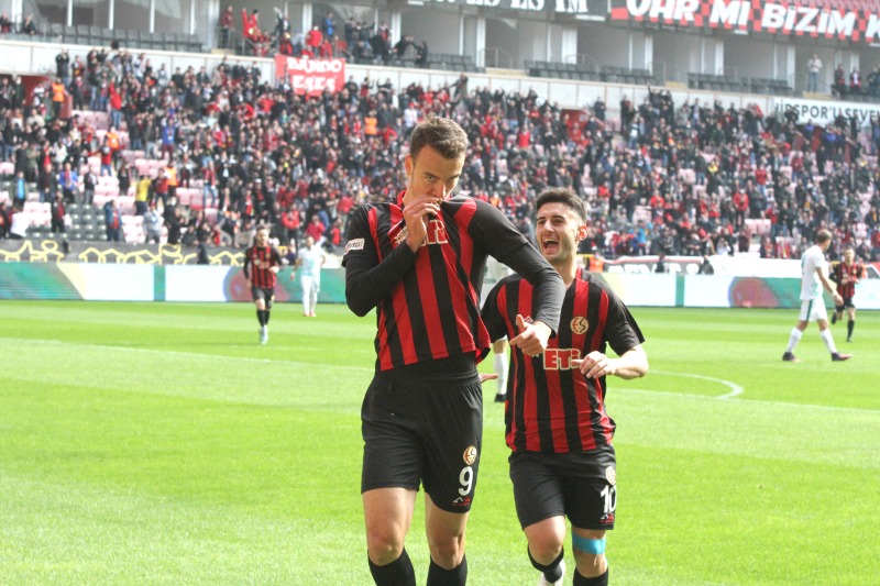 FORMA İÇİN TARAFTAR  İÇİN KENDİNİZ İÇİN OYNAYIN..
