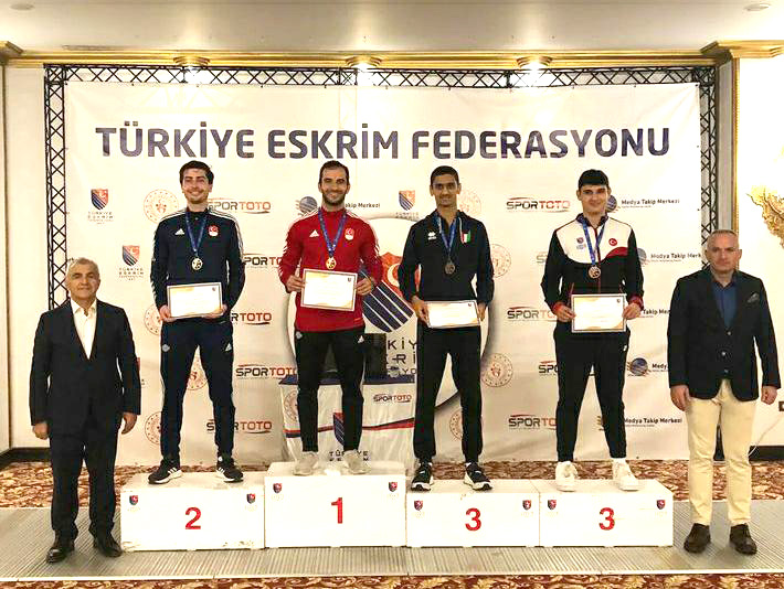 MUHAMMED YİNE KÜRSÜDE