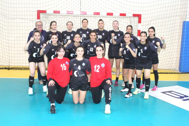 ESKİŞEHİR HENTBOL İZMİR GENÇLİKİ GÖZÜNE KESTİRDİ