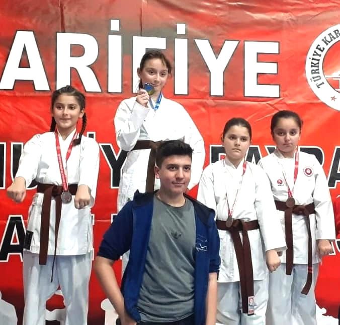 KARATEDE GURUR VAR